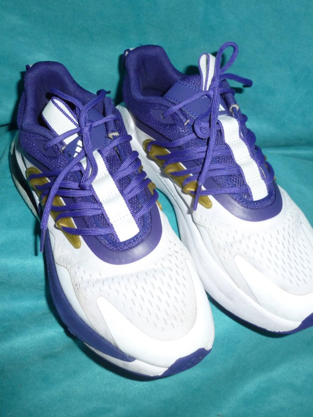 Adidas AlphaBoost V2 NCAA Pack Washington 7.5-7 1/2 white/gold/purple $129